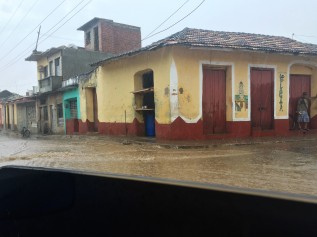 Il n'y a aucun systeme d'écoulement des eaux a Trinidad... Donc quand il pleut¨, ca monte, ca monte...